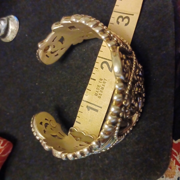 Cuff - Picture 6 of 7